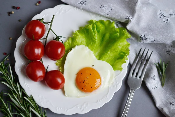 Вкусное Жареное Яйцо Форме Сердца Подается Белой Тарелке Розмари Помидор — стоковое фото