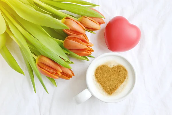 Cappuccino Avec Motif Coeur Cannelle Fleurs Composition Tulipes Fond Blanc — Photo