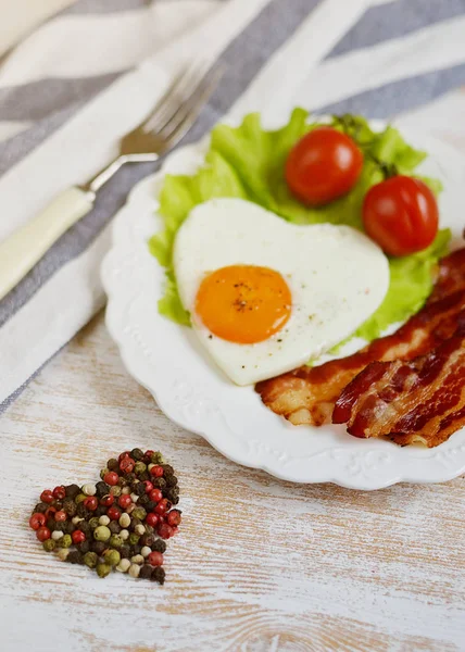 Вкусное Жареное Яйцо Форме Сердца Подаваемое Белой Тарелке Салат Помидоров — стоковое фото