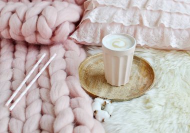 Fincan kapuçino, pembe pastel dev ekose, kürk, yatak odası, sabah kavramı ile