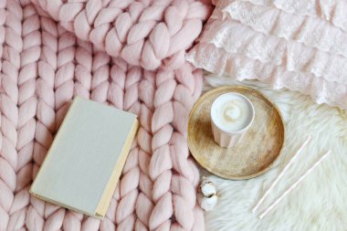 Fincan kapuçino, pembe pastel dev ekose, kürk, yatak odası, sabah kavramı ile