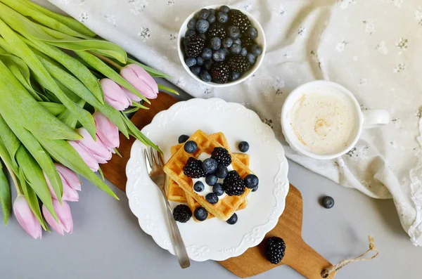 Waffles Belgas Caseiros Com Bagas Molho Creme Copo Com Cappuccino — Fotografia de Stock