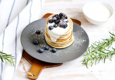 Ev yapımı kek ekşi krema reçel çilek gri arka plan sağlıklı kahvaltı