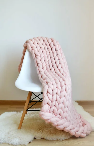 巨大なピンクの格子縞の毛布ウール ホワイト木製スツール椅子家北欧スタイルのニット — ストック写真
