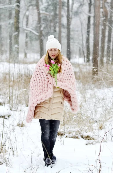 Jeune Belle Femme Caucasienne Vêtements Hiver Couverture Rose Pastel Tricot — Photo