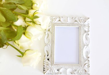 Rose ve fotoğraf çerçevesi vintage tarzı, beyaz arka plan beyaz vazo