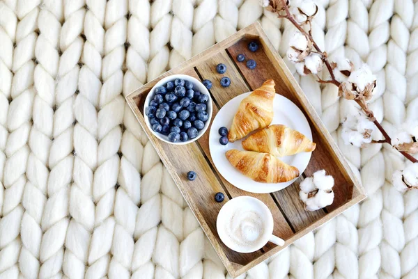 Copo Com Cappuccino Croissants Cobertor Gigante Pastel Branco Quarto Algodão — Fotografia de Stock