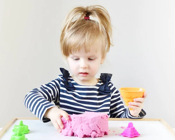 Menina Branca Brincando Com Areia Cinética Rosa Casa Educação Precoce — Fotografia de Stock
