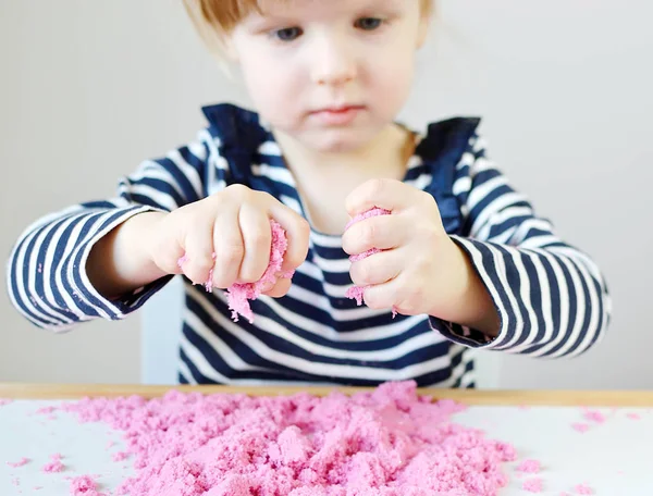 Kaukasische Meisje Spelen Met Roze Kinetisch Zand Thuis Vroeg Onderwijs — Stockfoto