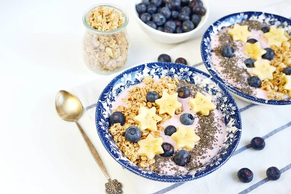 Frisches Frühstück Joghurt Mit Müsli Bananenbeeren Chiasamen Müsli Weißer Hintergrund — Stockfoto