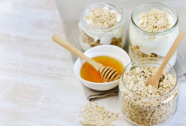 Vitamini sağlıklı kahvaltı Yoğurtlu yulaf gevreği beyaz ahşap arka plan püresi Cam Kavanoz yararlı gıda 