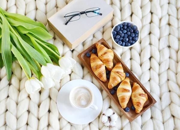 Copo Com Cappuccino Croissants Bagas Cobertor Malha Gigante Pastel Branco — Fotografia de Stock