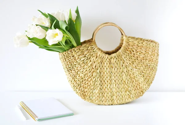 Hasır çanta çiçek lale, sabah, fincan kahve, Not, bahar zamanı, yaz kavramı, beyaz arka plan ile kopyalama alanı