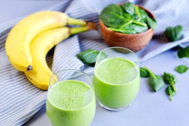 Meyve, sebze ve tohumlar, sağlıklı gıda kavramı ile yeşil ıspanak smoothies