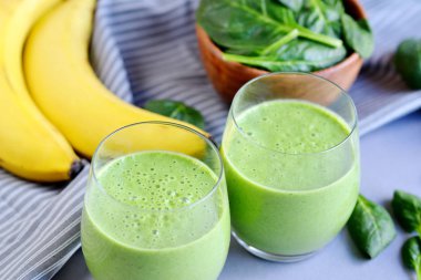Meyve, sebze ve tohumlar, sağlıklı gıda kavramı, yaz içki içecek ile yeşil ıspanak smoothies