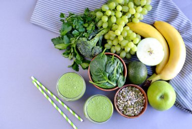 Meyve, sebze ve tohumlar, sağlıklı gıda kavramı, yaz içki içecek ile yeşil ıspanak smoothies