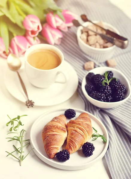 Café Manhã Com Xícara Café Croissants Frutas Frescas Flores Rosa — Fotografia de Stock