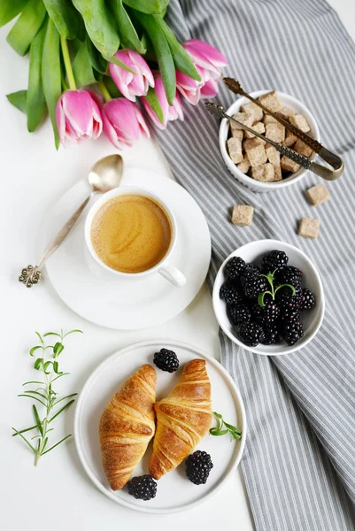 Manhã Café Manhã Com Xícara Café Croissants Frutas Frescas Flores — Fotografia de Stock