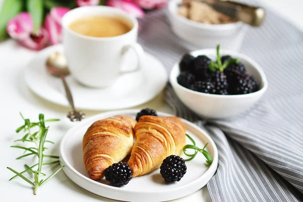 Café Manhã Com Xícara Café Croissants Bagas Frescas Tulipas Flores — Fotografia de Stock