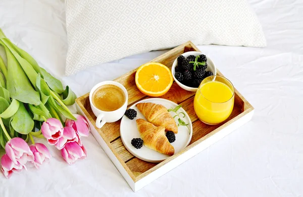 Café Manhã Cama Croissant Xícara Café Bagas Suco Laranja Tulipas — Fotografia de Stock