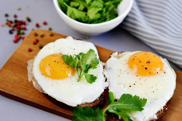 Sandwich Mit Leckerem Spiegelei Serviert Auf Einem Hölzernen Tablett Petersilie — Stockfoto