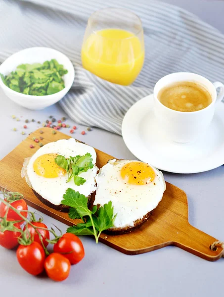 Morgen Kaffee Weiß Tasse Getränk Orangensaft Sandwich Mit Leckerem Spiegelei — Stockfoto