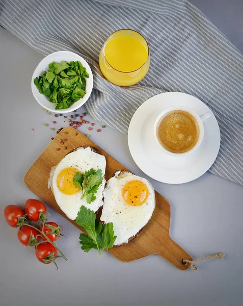 Morgen Kaffee Weiß Tasse Getränk Orangensaft Sandwich Mit Leckerem Spiegelei — Stockfoto