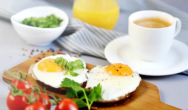 Morgen Kaffee Weiß Tasse Getränk Orangensaft Sandwich Mit Leckerem Spiegelei — Stockfoto