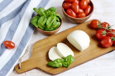 Kırmızı domates ve fesleğen yaprağı, biber, zeytin yağı, ahşap Resepsiyon, sağlıklı gıda kavramı ile Mozzarella peyniri