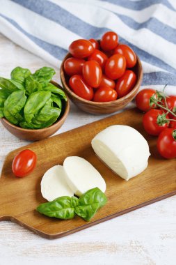 Kırmızı domates ve fesleğen yaprağı, biber, zeytin yağı, ahşap Resepsiyon, sağlıklı gıda kavramı ile Mozzarella peyniri