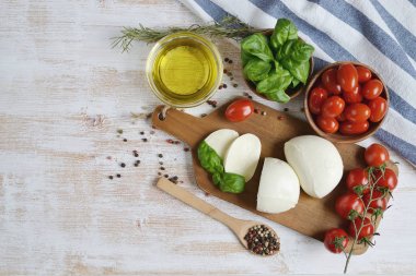 Kırmızı domates ve fesleğen yaprağı, biber, zeytin yağı, ahşap Resepsiyon, sağlıklı gıda kavramı ile Mozzarella peyniri