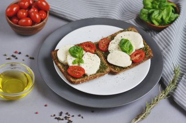Kırmızı domates ve fesleğen yaprağı, biber, zeytin yağı, ahşap Resepsiyon, sağlıklı gıda kavramı ile Mozzarella peyniri