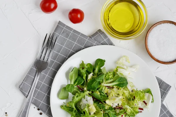 Bistro Salad Cabbage Arugula Oil Pepper Tomato Vegetables Preparation Lifestyle — Stock Photo, Image