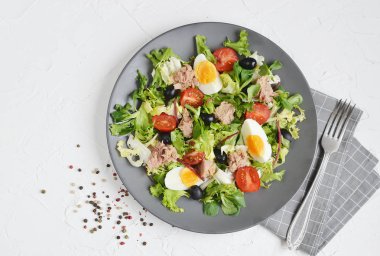 Ton balıklı salata lahana roka petrol biber domates kiraz yumurta zeytin sebze hazırlık yaşam tarzı sağlıklı bahar Gıda Vejetaryen diyet 