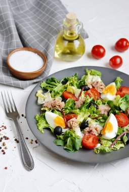 Ton balıklı salata lahana roka petrol biber domates kiraz yumurta zeytin sebze hazırlık yaşam tarzı sağlıklı bahar Gıda Vejetaryen diyet 