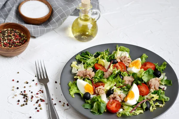 Tuna Salad Cabbage Arugula Oil Pepper Tomatoes Cherry Eggs Olive — Stock Photo, Image