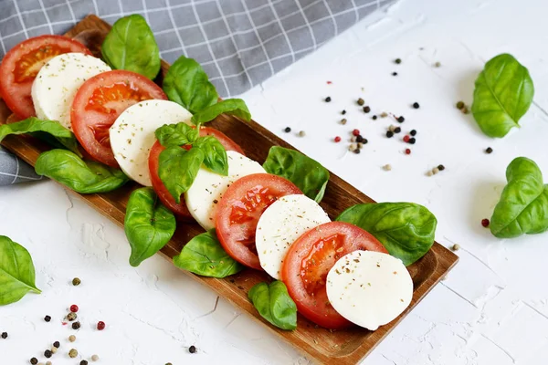 Mozzarella Mit Roten Tomaten Und Basilikumblättern Pfeffer Olivenöl Holztisch Gesundes — Stockfoto