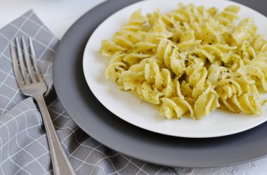 Pişmiş düdük makarna bir tabak pesto, vejetaryen İtalya gıda, sağlıklı kavramı ile