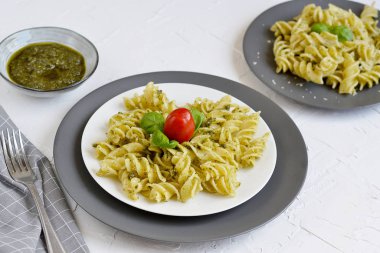 Pişmiş düdük makarna bir tabak pesto, vejetaryen İtalya gıda, sağlıklı kavramı ile