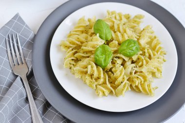 Pişmiş düdük makarna bir tabak pesto, vejetaryen İtalya gıda, sağlıklı kavramı ile