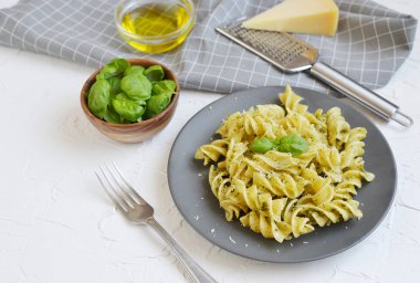 Pişmiş düdük makarna bir tabak pesto, vejetaryen İtalya gıda, sağlıklı kavramı ile