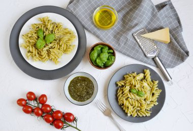 Pişmiş düdük makarna bir tabak pesto, vejetaryen İtalya gıda, sağlıklı kavramı ile