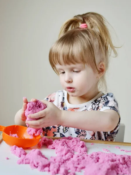 Menina Branca Brincando Com Areia Cinética Rosa Casa Educação Precoce — Fotografia de Stock