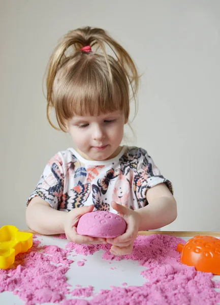 Beetje Kaukasische Meisje Spelen Met Roze Kinetisch Zand Thuis Vroeg — Stockfoto