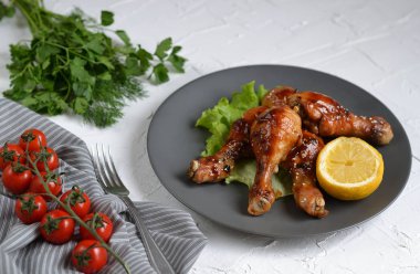 Tavuk budu Barbekü soya sosu yeşil otlar ve baharatlar biber ile gri plaka gıda içerikler tuz biberiye limon yağı hazırlık yaşam tarzı sağlıklı kavramı beyaz arka plan üzerinde pişmiş