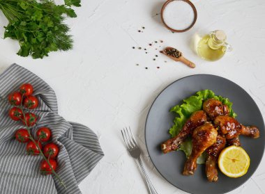 Tavuk budu Barbekü soya sosu yeşil otlar ve baharatlar biber ile gri plaka gıda içerikler tuz biberiye limon yağı hazırlık yaşam tarzı sağlıklı kavramı beyaz arka plan üzerinde pişmiş