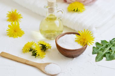 Karahindiba çiçekler, limon, bal ve zeytin yağı, Spa kavramı, beyaz arka plan ile ev yapımı vücut tuz fırçalama için doğal maddeler
