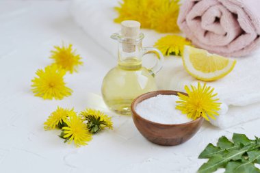 Karahindiba çiçekler, limon, bal ve zeytin yağı, Spa kavramı, beyaz arka plan ile ev yapımı vücut tuz fırçalama için doğal maddeler
