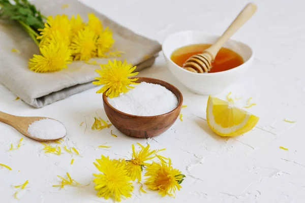 Přírodní Suroviny Pro Domácí Peeling Solí Pampelišky Květiny Citron Med — Stock fotografie