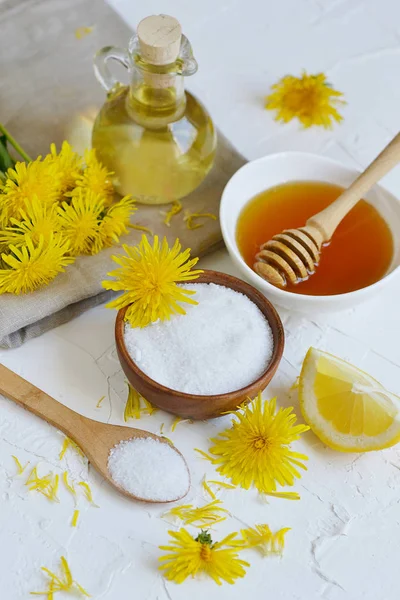 Ingredienti Naturali Corpo Fatto Casa Sale Scrub Con Fiori Tarassaco — Foto Stock